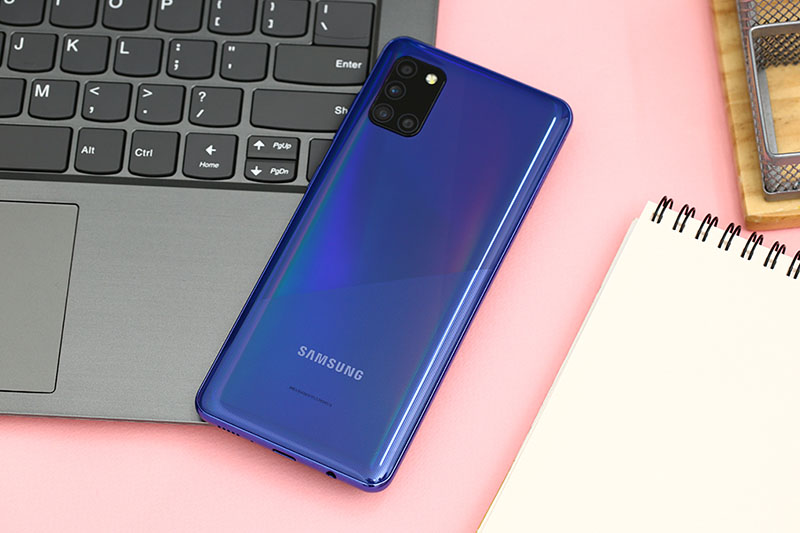 Mặt lưng sáng bóng trên điện thoại Samsung Galaxy A31